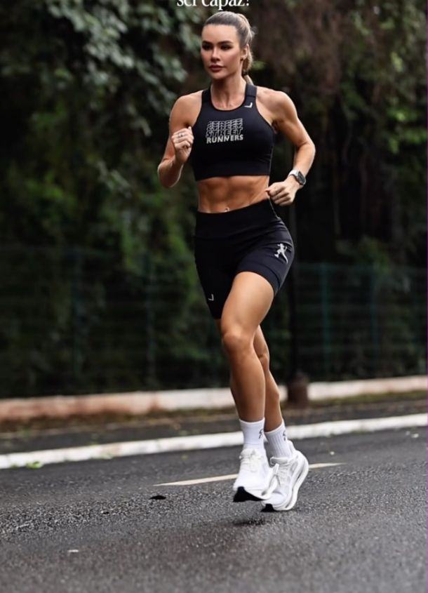 Atleta correndo no asfalto