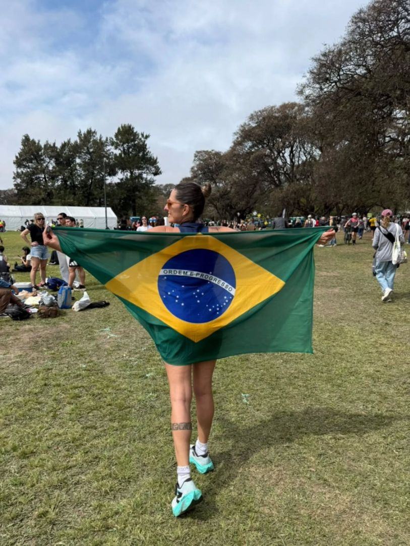 Atleta com a bandeira do Brasil em prova