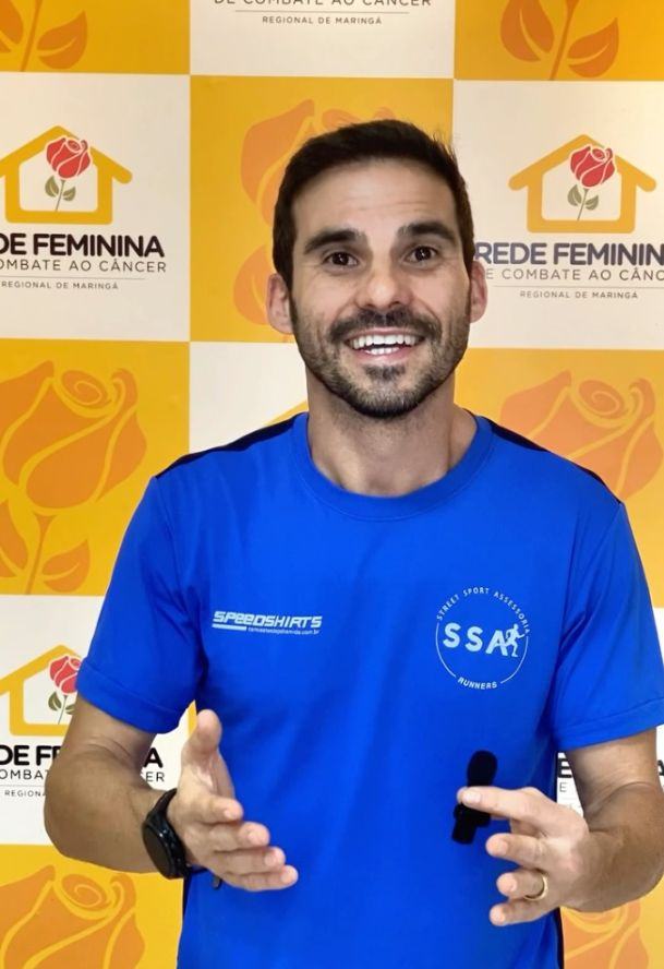 Edson Pereira Tomas, o Mister, com a camiseta da SSA