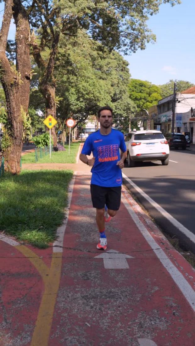 Edson, o Mister, correndo na ciclovia em Maringá